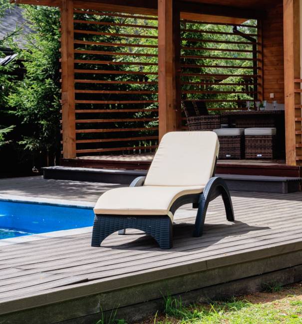 Пластиковый шезлонг Royal Family MARK антрацит (с матрасом) Пластиковый шезлонг Royal Family MARK антрацит (с матрасом)