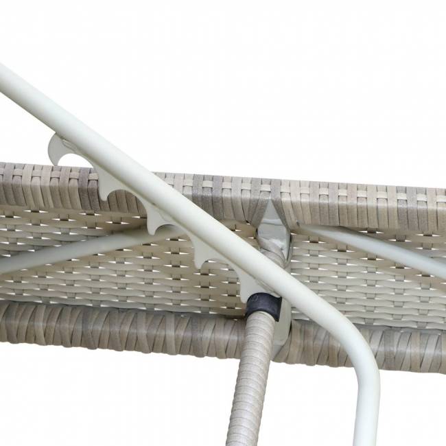 Шезлонг из искуственного ротанга