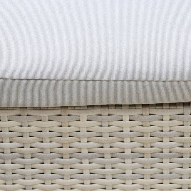 Шезлонг из искуственного ротанга