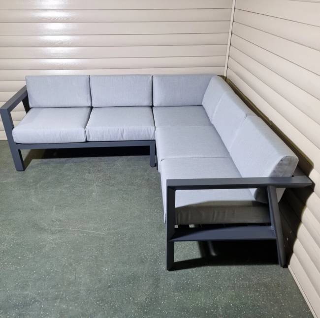 Угловой диван из алюминия Graphite