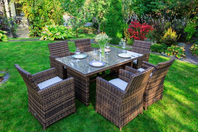 Обеденный комплект FIONA из искусственного ротанга в коричневом цвете Обеденный комплект FIONA из искусственного ротанга в коричневом цвете