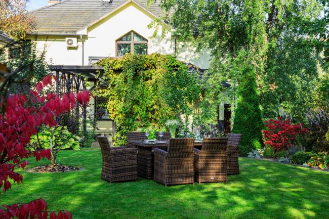 Обеденный комплект FIONA из искусственного ротанга в коричневом цвете Обеденный комплект FIONA из искусственного ротанга в коричневом цвете