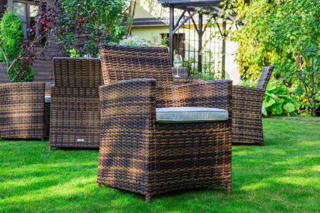 Обеденный комплект FIONA из искусственного ротанга в коричневом цвете Обеденный комплект FIONA из искусственного ротанга в коричневом цвете