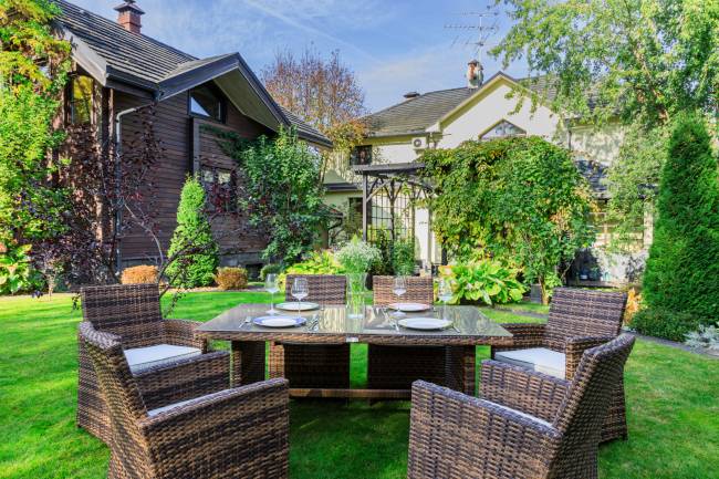 Обеденный комплект FIONA из искусственного ротанга в коричневом цвете Обеденный комплект FIONA из искусственного ротанга в коричневом цвете