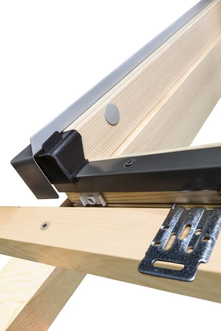 Деревянное мансардное окно FTP-V P2 со среднеповоротным открыванием Деревянное мансардное окно FTP-V P2 со среднеповоротным открыванием